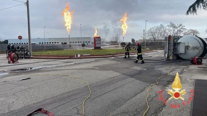 autocisterna gpl ribaltata rende