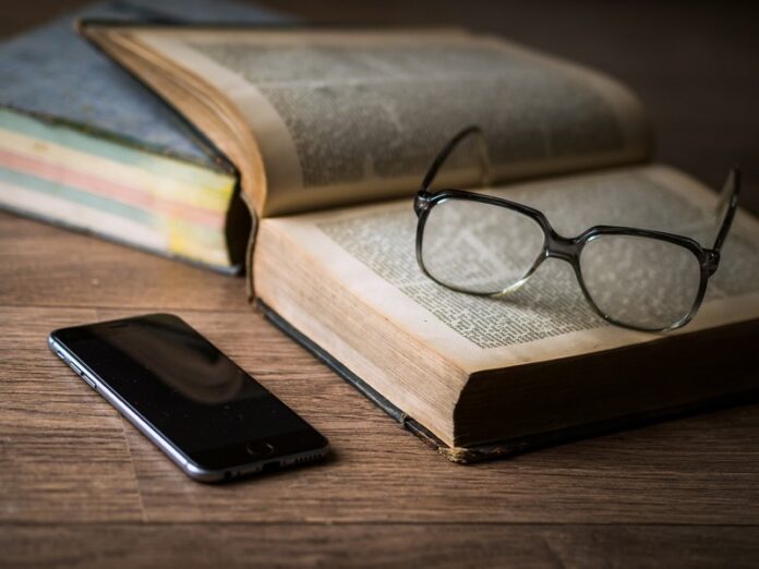 cellulare libro occhiali