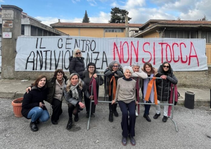 chiusura centro antiviolenza lanzino