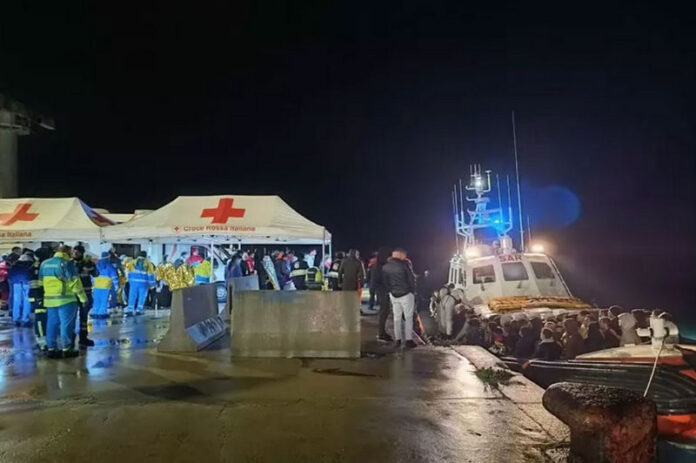 crotone migranti soccorsi tempesta