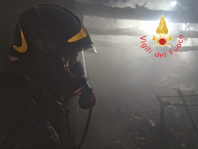 incendio casa spezzano della sila