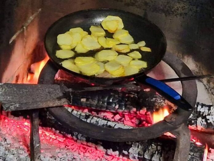 patate fritte padella fuoco caminetto