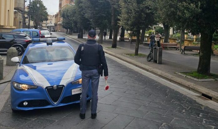 poliziotto polizia auto