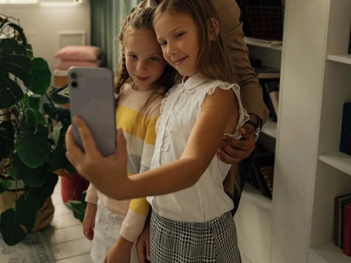 bambini al cellulare