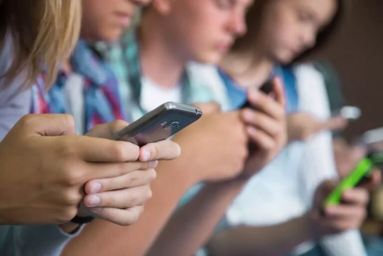 cellulari giovani cyberbullismo
