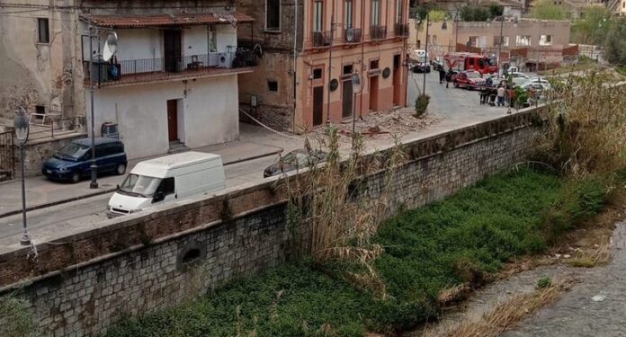 crollo cornicione cosenza