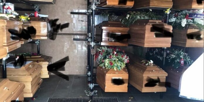 crotone cimitero salme accatastate