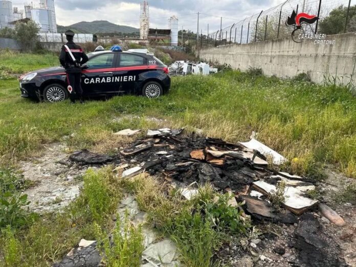 discarica crucoli rifiuti bruciati