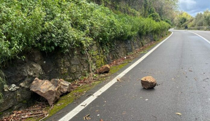 massi sulla SS 18 longobardi