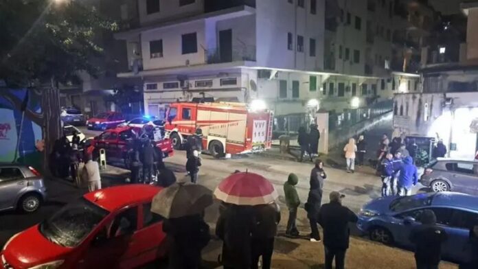 terremoto ai campi flegrei gente in strada