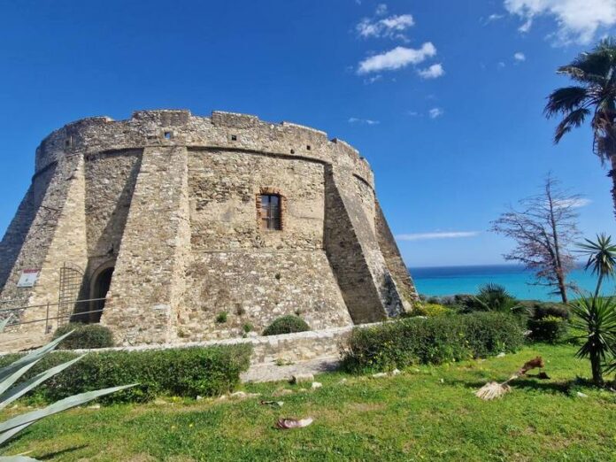 torre aragonese a Torre Melissa