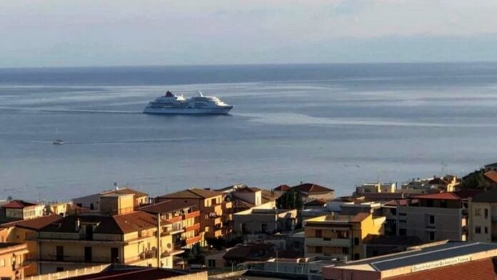 La nave da crociera di lusso MS Europa al largo di Tropea