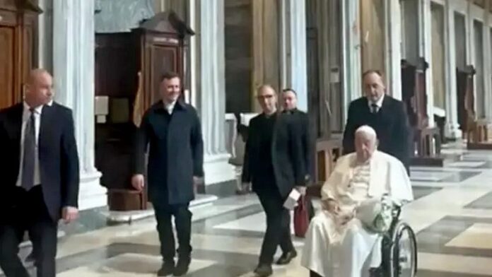 Papa Francesco arriva alla basilica di Santa Maria Maggiore (foto Ansa)