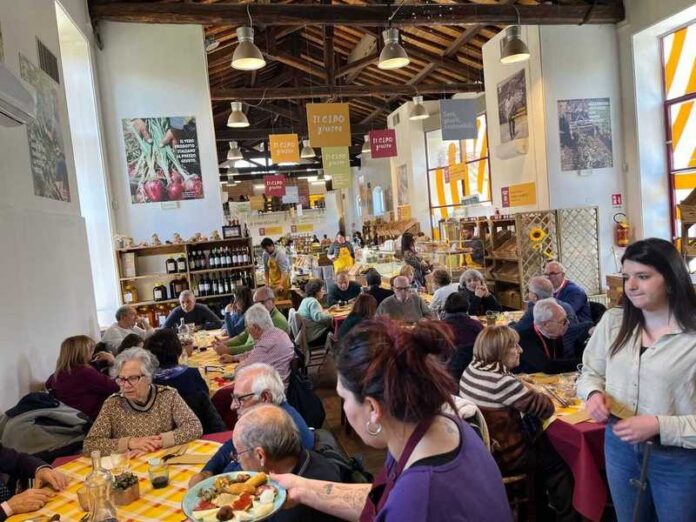 Turisti e ospiti mercato campagna amica coldiretti