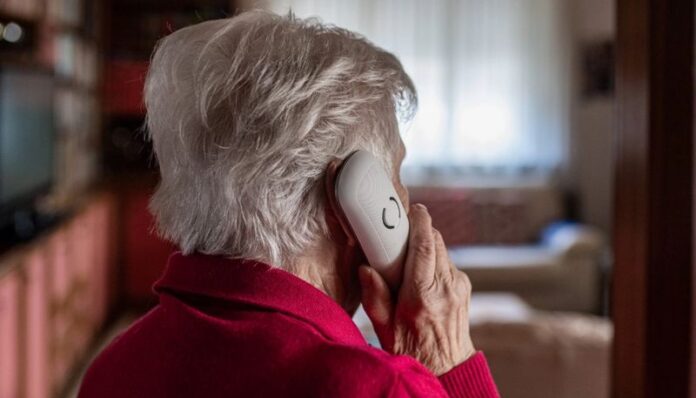 anziana al telefono
