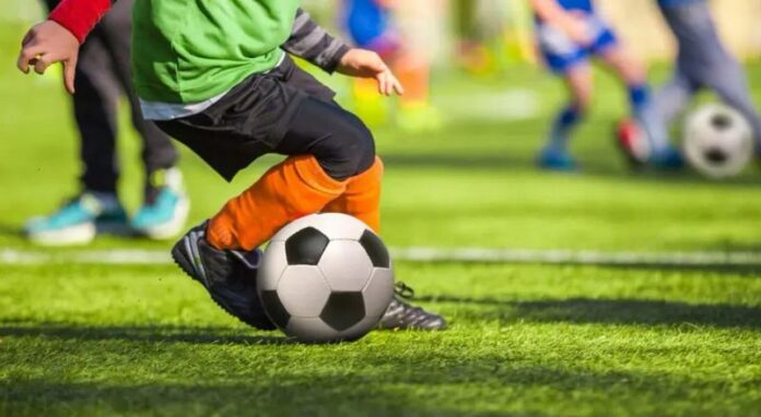 bambini calcio pallone