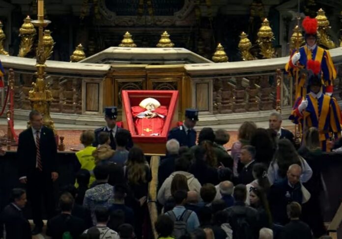 chiusura bara papa Francesco