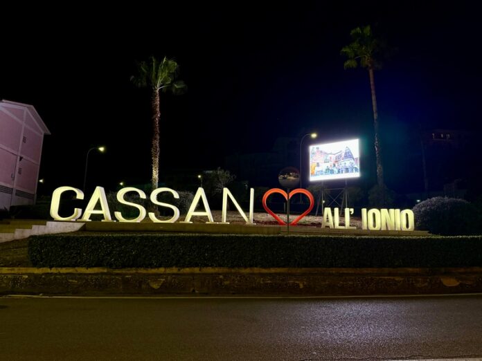 scritta cassano ionio notte