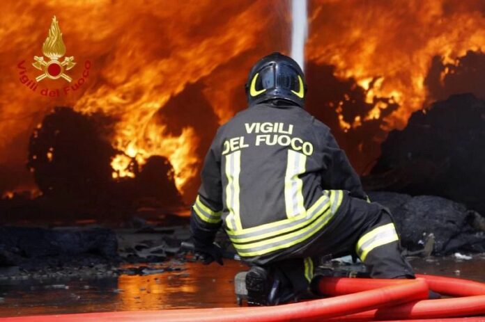 vigili del fuoco incendio idrante