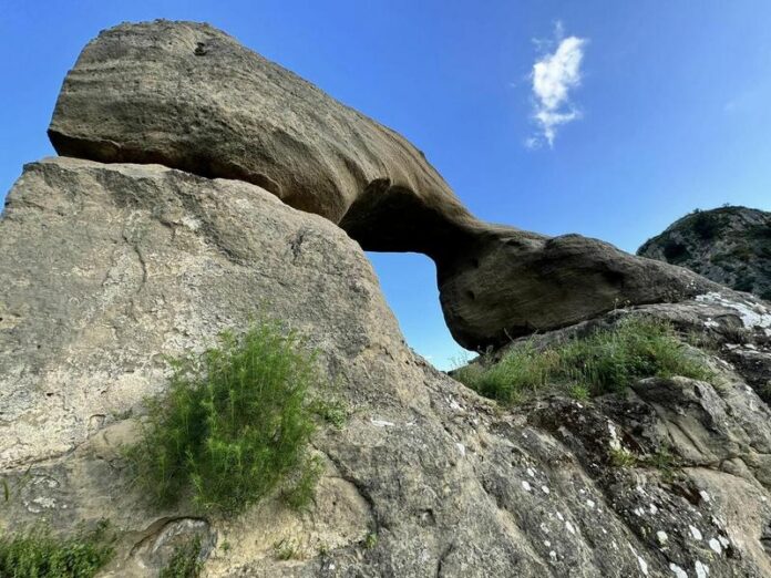 arco di pietra tufacea di Zinga