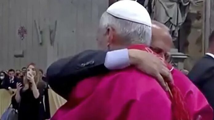 papa leone abbraccio fratello