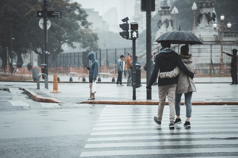pioggia strada gente