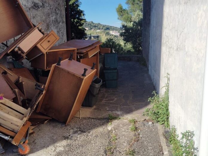 rifiuti abbandonati strada catanzaro