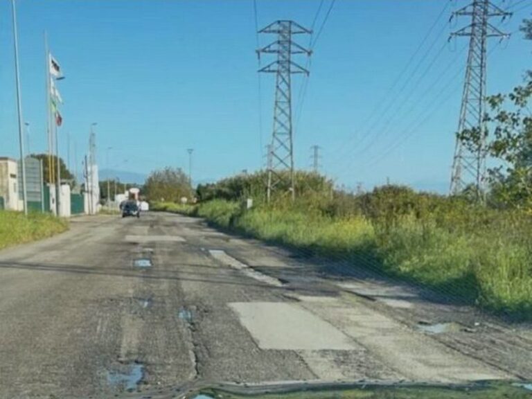 strada dissestata zon industriale rende