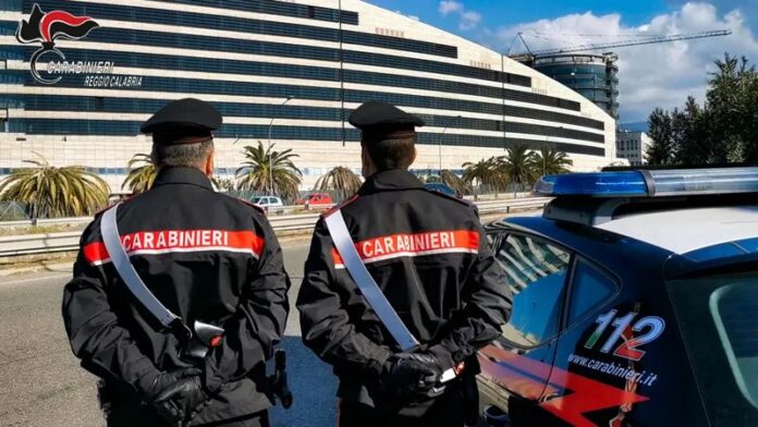 Carabinieri Reggio Calabria auto con due uomini