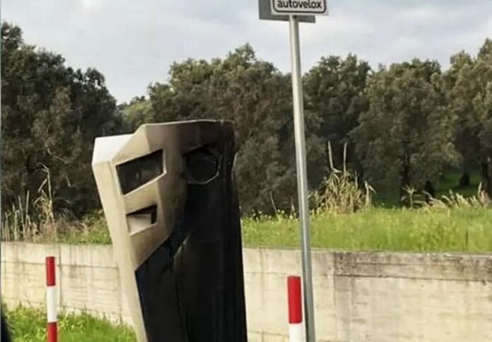 Palmi autovelox incendiato