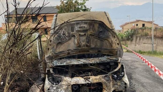 campo calabro scuolabus incendiato