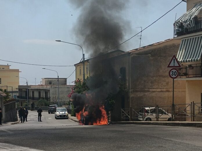 incendio auto paola