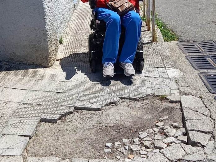 marciapiede sedia a rotelle