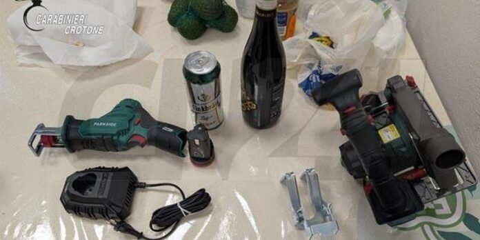 rapina supermercato isola capo rizzuto