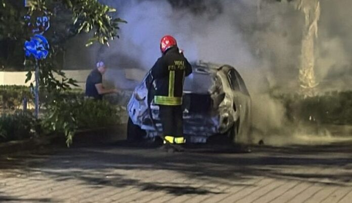 rossano auto in fiamme