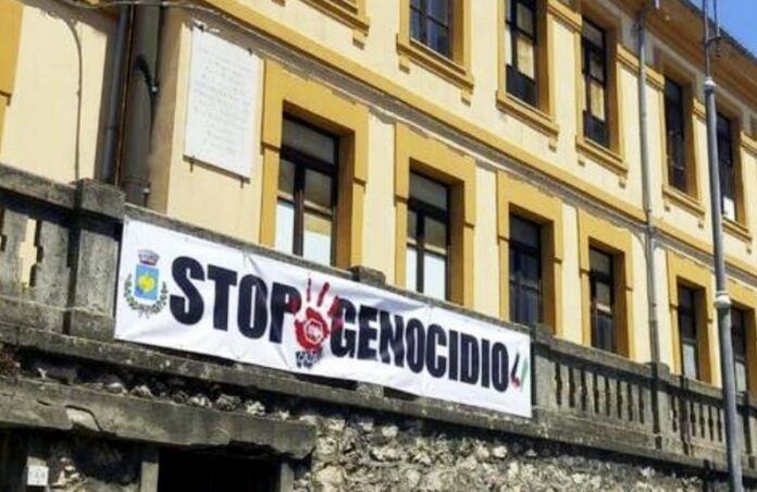 striscione genocidio gaza