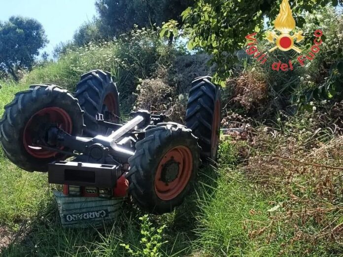 trattore ribaltato catanzaro