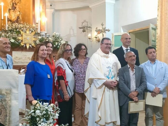 Lorenzo Festicini con i medici volontari e il parroco don Giuseppe