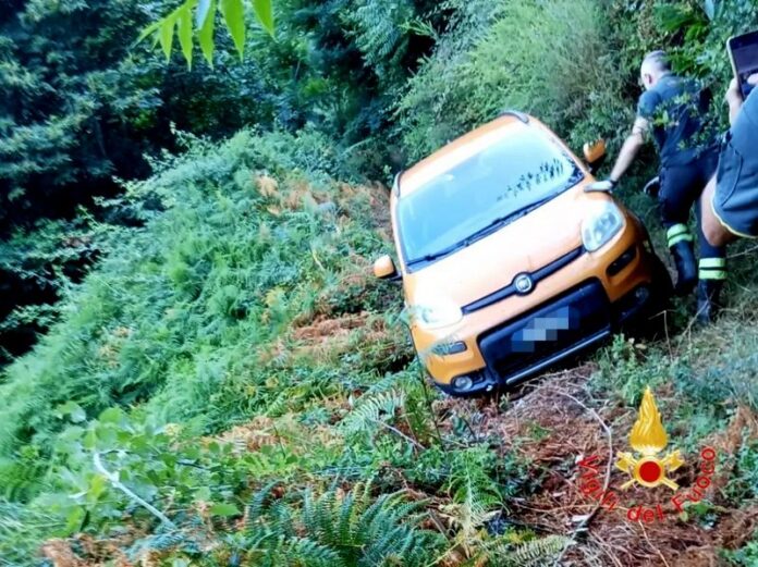 auto in bilico scarpata