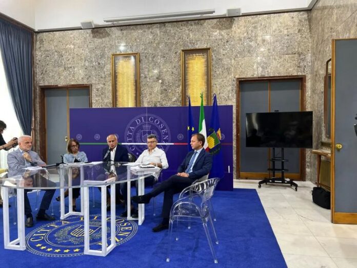 conf stampa caruso cs