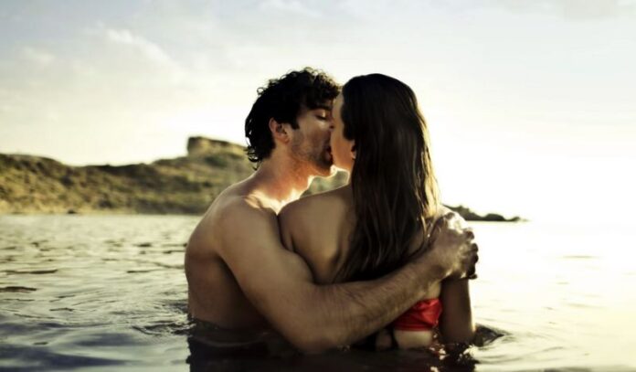 coppia baci mare