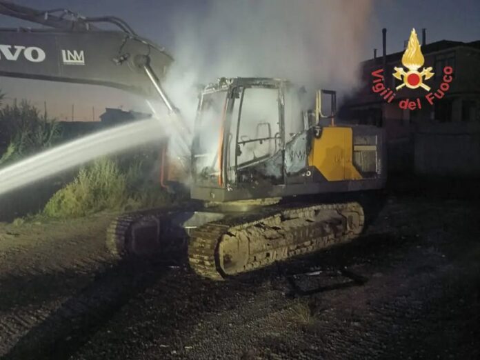 escavatore in fiamme