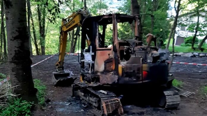 escavatore incendiato villa san giovanni