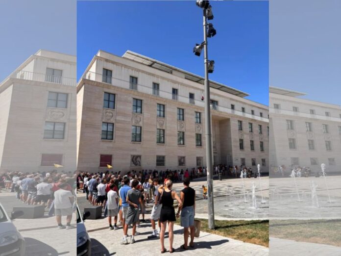 fila turisti museo reggio