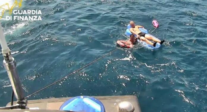 guardia di finanza soccorso anziano mare