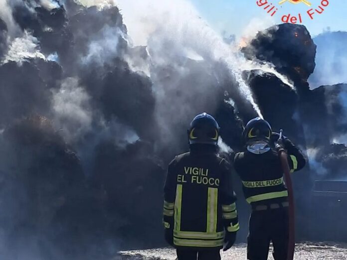 incendio azienda agricola soveria simeri
