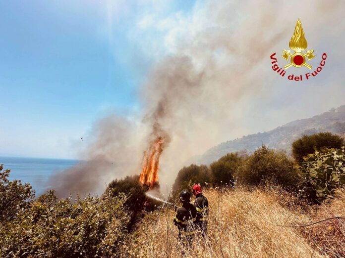 incendio fiamme vigili del fuoco