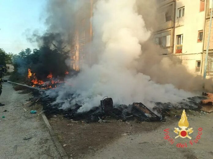 lamezia incendio rifiuti