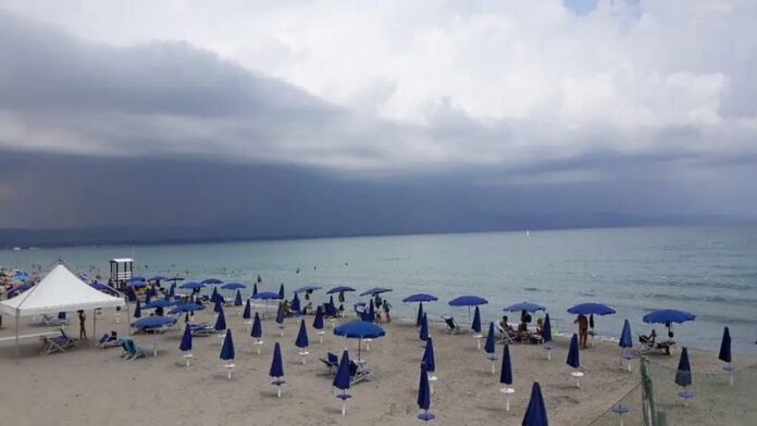 lido spiaggia pioggia nuvoloso