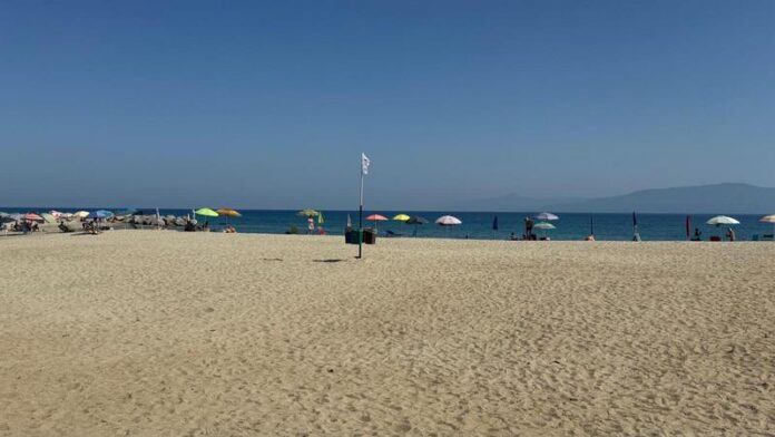 spiaggia vibo con isola ecologica